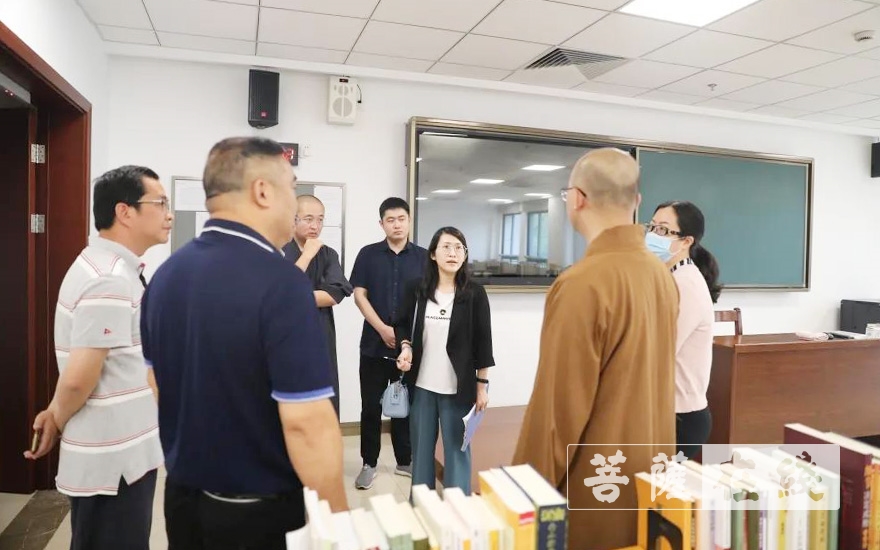 奉化区-宁波市奉化区民宗局联合区卫健局赴浙江佛学院检查指导复学前准备工作