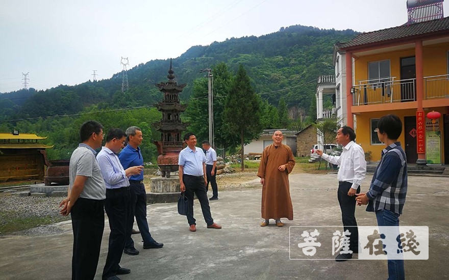旌德-宣城市人大常委一行走访旌德县梓福禅寺