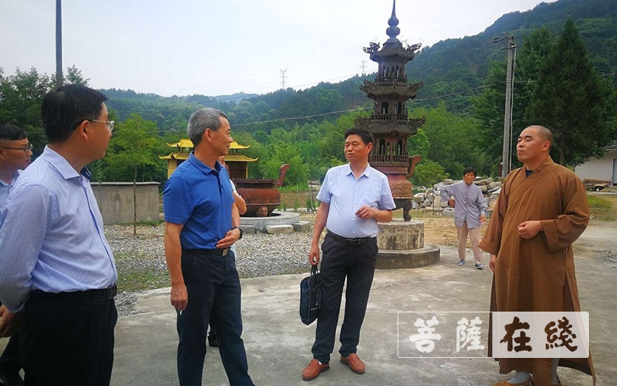 旌德-宣城市人大常委一行走访旌德县梓福禅寺