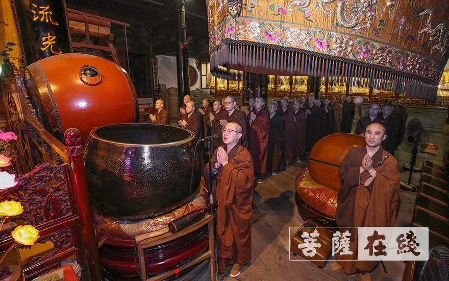 佛教-普陀山佛教协会组织各寺院举行祈愿法会