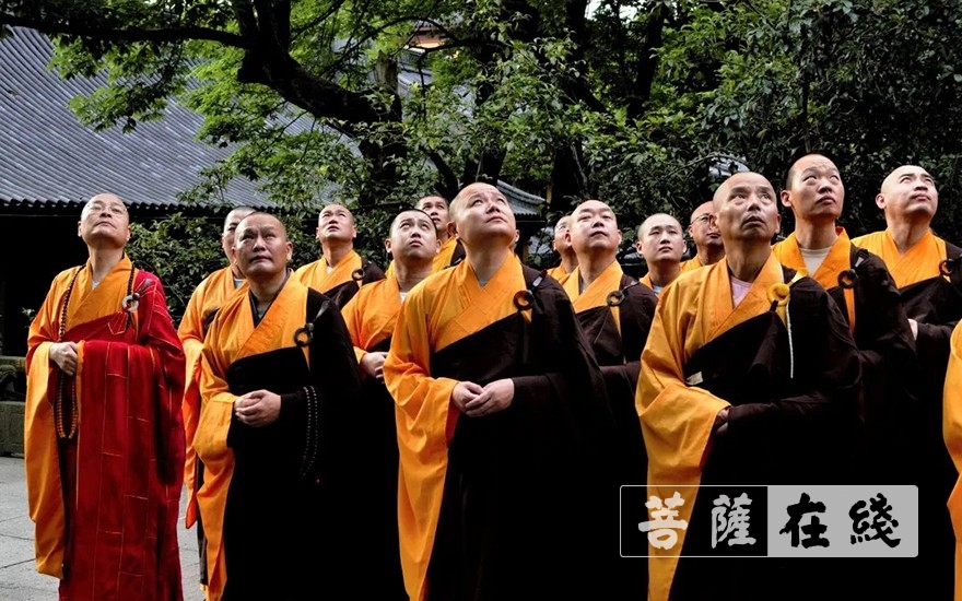 灵隐寺-杭州灵隐寺有序恢复开放第一天 举行升国旗仪式