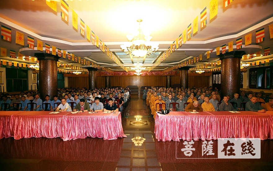 普陀山-普陀山普济禅寺召开僧众职工大会，确保寺院有序开放