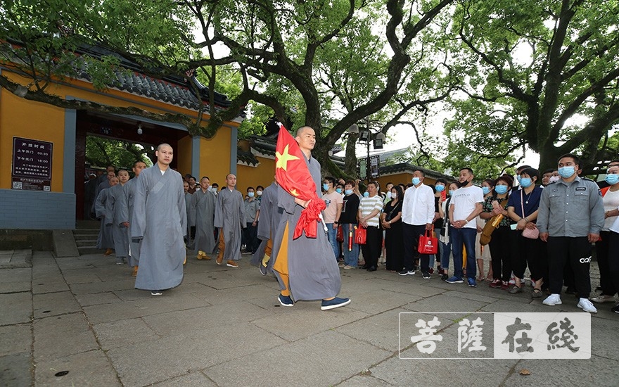 佛教-普陀山佛教协会举行升国旗仪式 大力弘扬抗疫爱国精神