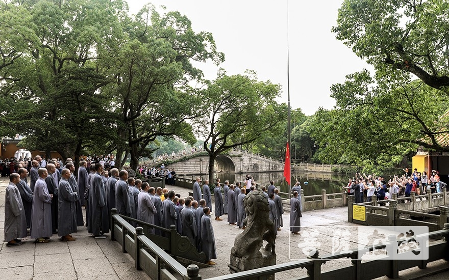 佛教-普陀山佛教协会举行升国旗仪式 大力弘扬抗疫爱国精神