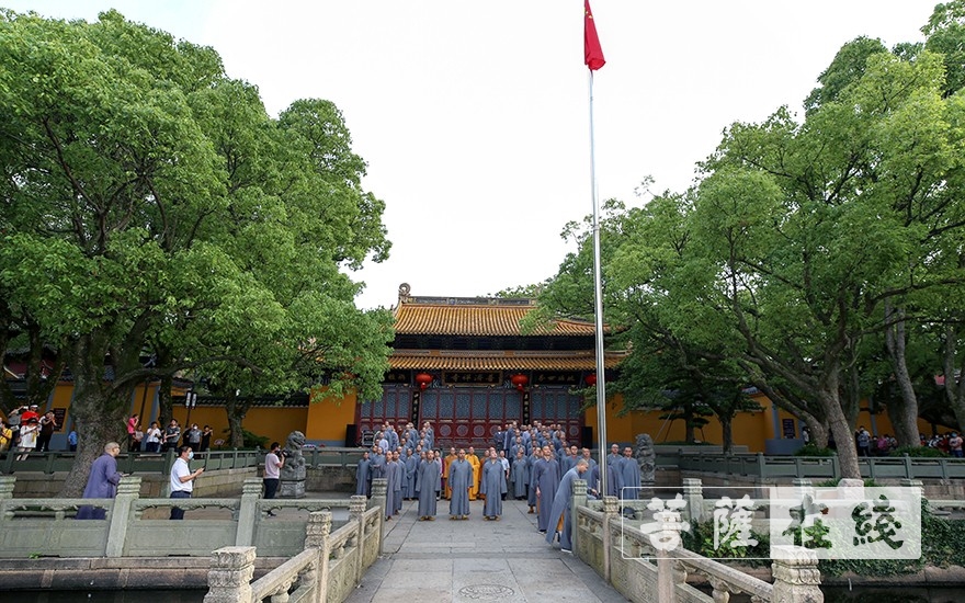 佛教-普陀山佛教协会举行升国旗仪式 大力弘扬抗疫爱国精神