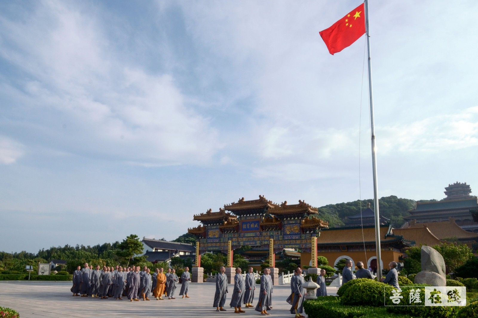 佛教-普陀山佛教协会举行升国旗仪式 大力弘扬抗疫爱国精神