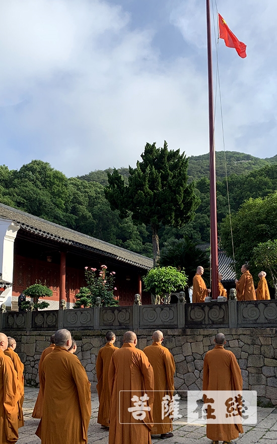 佛教-普陀山佛教协会举行升国旗仪式 大力弘扬抗疫爱国精神