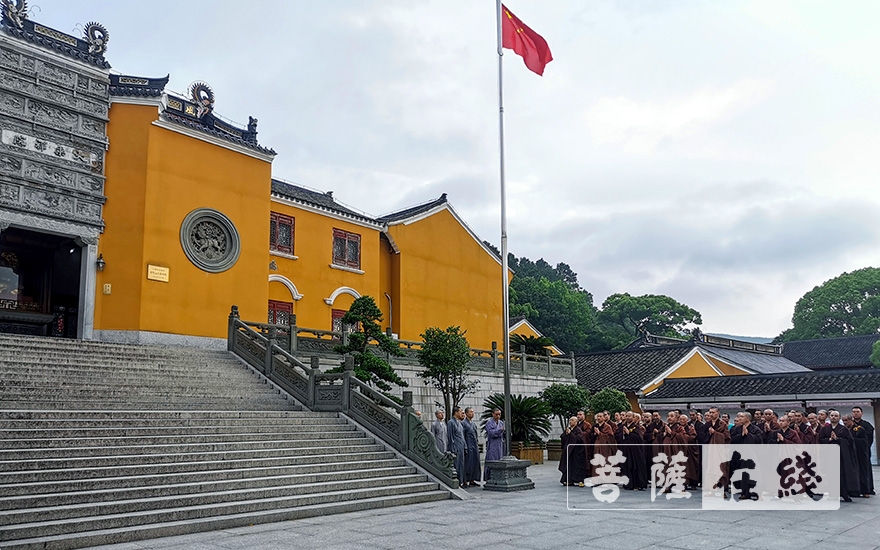 佛教-普陀山佛教协会举行升国旗仪式 大力弘扬抗疫爱国精神