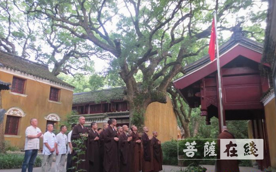 佛教-普陀山佛教协会举行升国旗仪式 大力弘扬抗疫爱国精神
