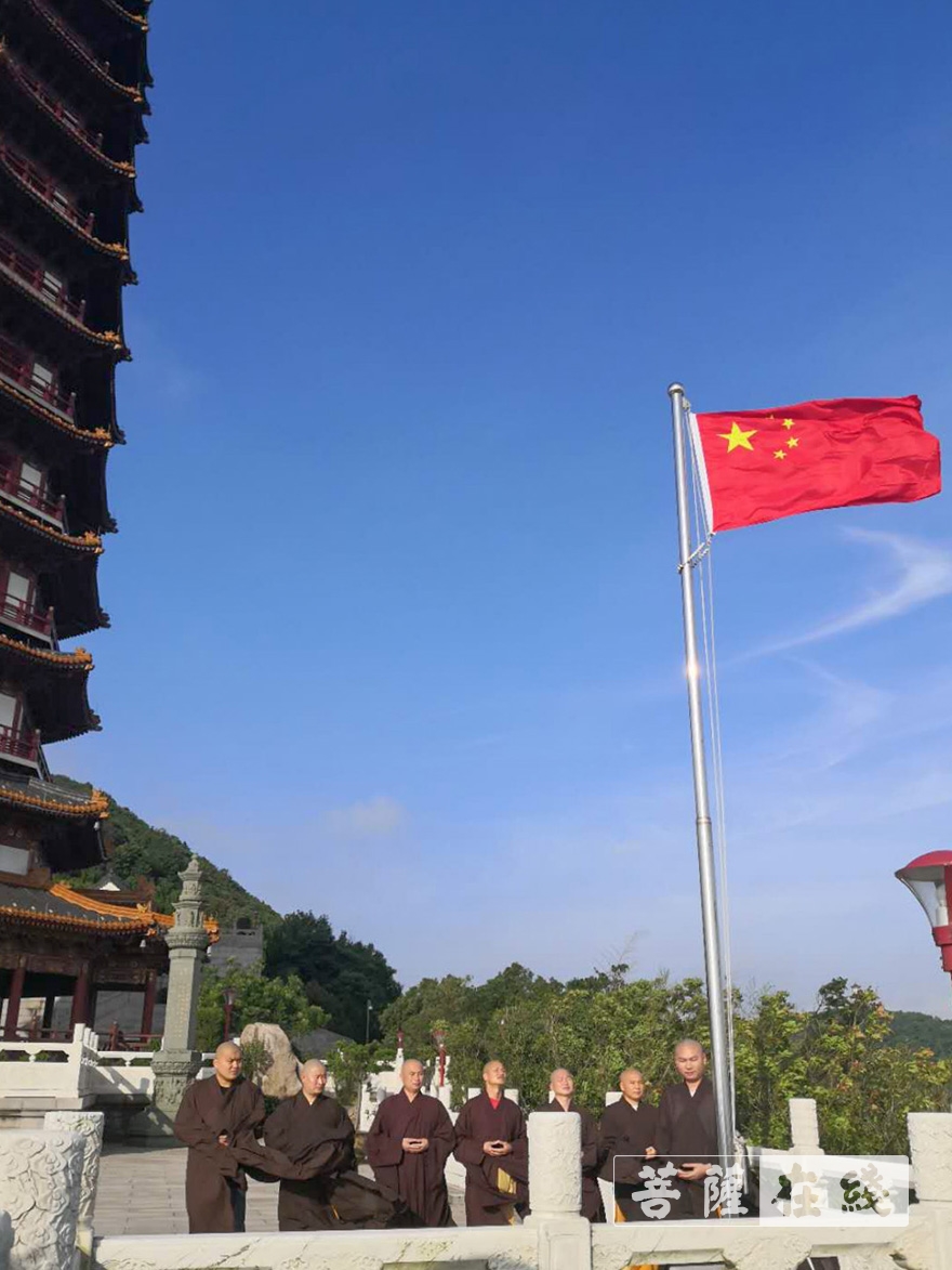 佛教-普陀山佛教协会举行升国旗仪式 大力弘扬抗疫爱国精神