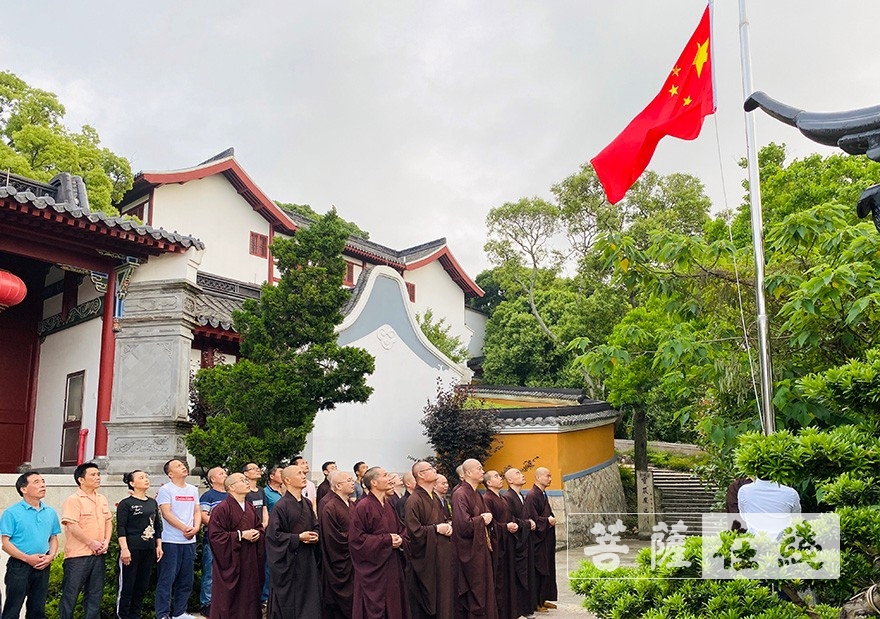 佛教-普陀山佛教协会举行升国旗仪式 大力弘扬抗疫爱国精神