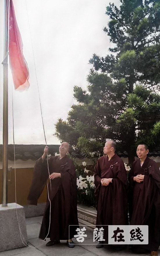 佛教-普陀山佛教协会举行升国旗仪式 大力弘扬抗疫爱国精神