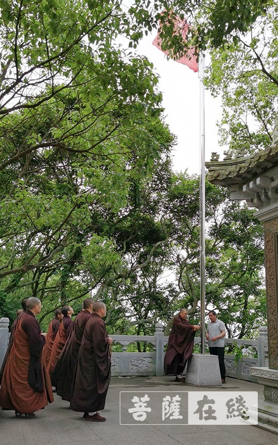 佛教-普陀山佛教协会举行升国旗仪式 大力弘扬抗疫爱国精神