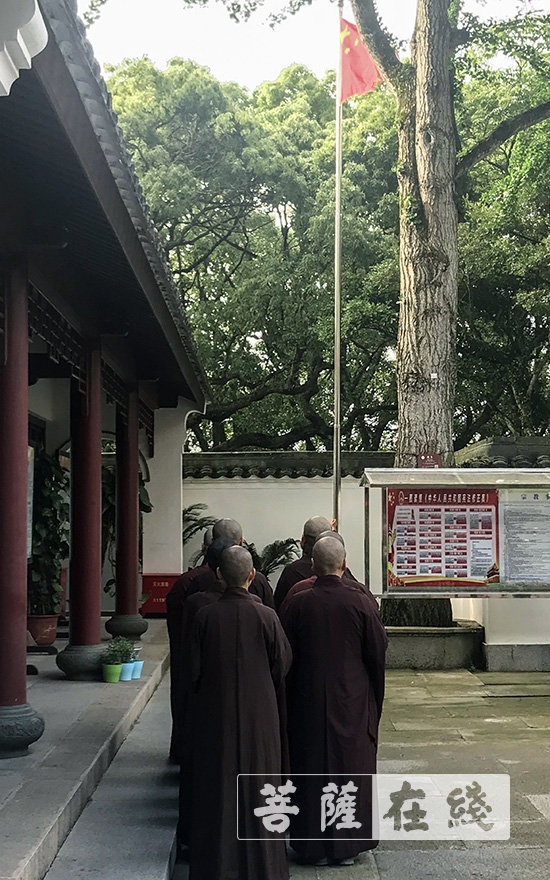 佛教-普陀山佛教协会举行升国旗仪式 大力弘扬抗疫爱国精神