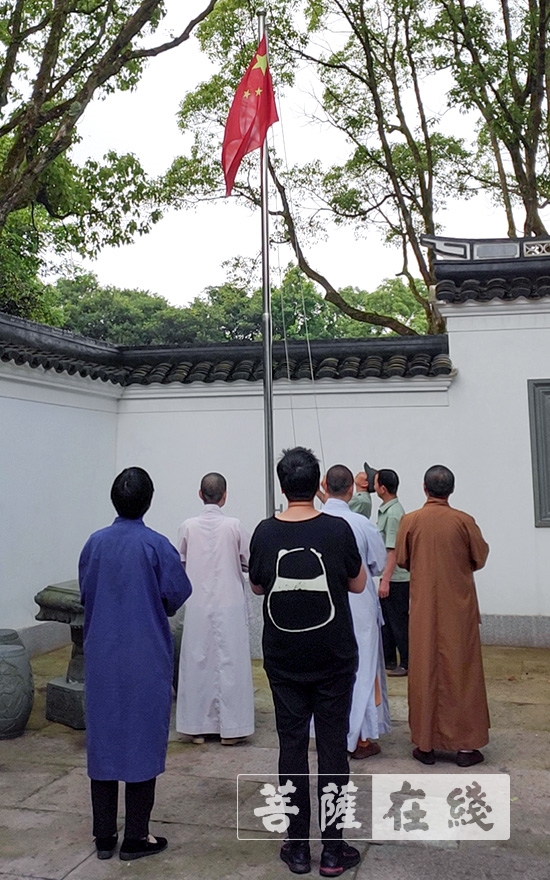 佛教-普陀山佛教协会举行升国旗仪式 大力弘扬抗疫爱国精神