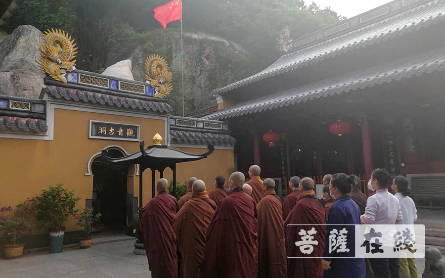 佛教-普陀山佛教协会举行升国旗仪式 大力弘扬抗疫爱国精神