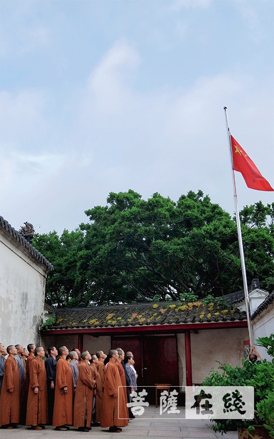 佛教-普陀山佛教协会举行升国旗仪式 大力弘扬抗疫爱国精神