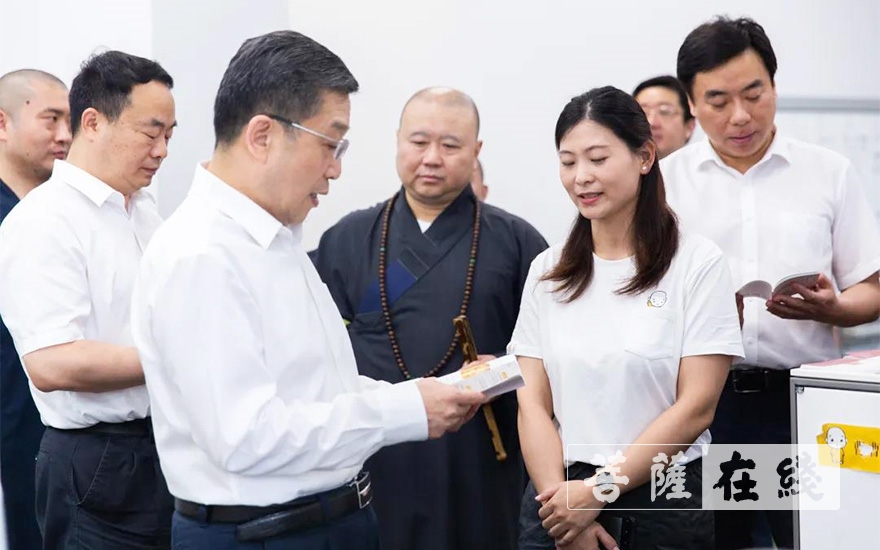 佛教-上海市委常委、统战部部长郑钢淼一行调研上海玉佛禅寺