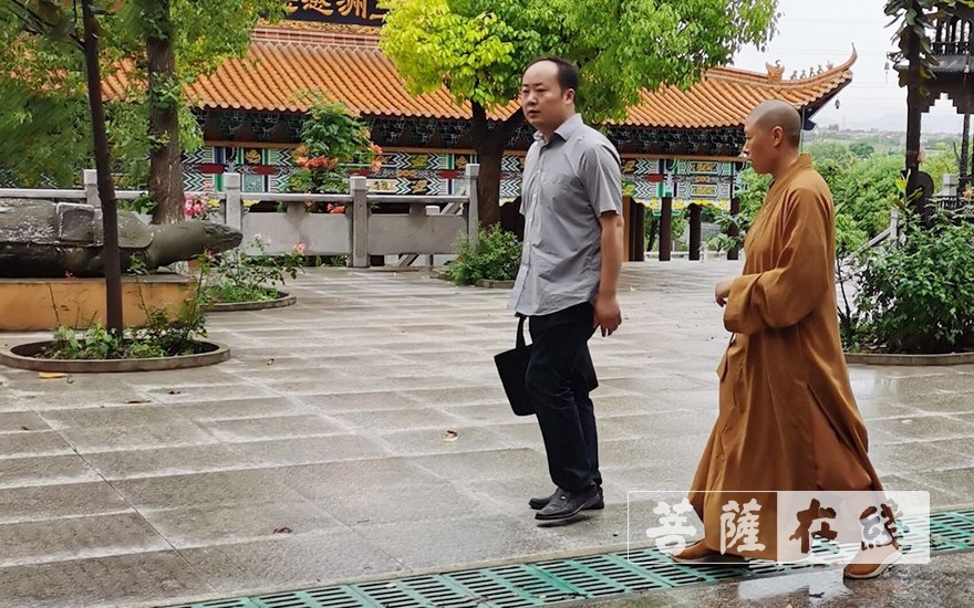 圆通速递-江苏圆通寺恢复开放首日举行升国旗仪式