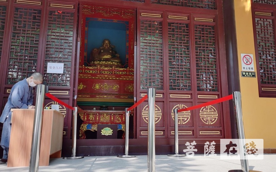 圆通速递-江苏圆通寺恢复开放首日举行升国旗仪式