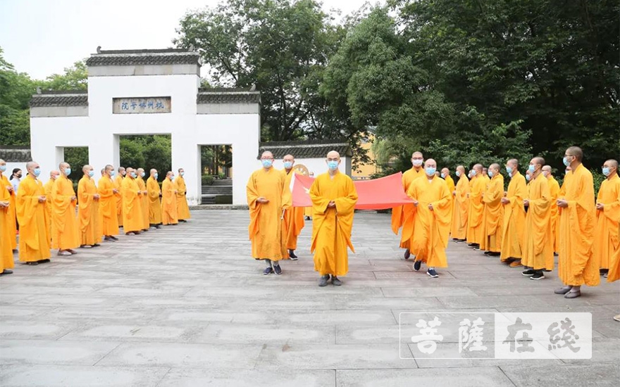 佛教-杭州佛学院举行返校复课升旗仪式