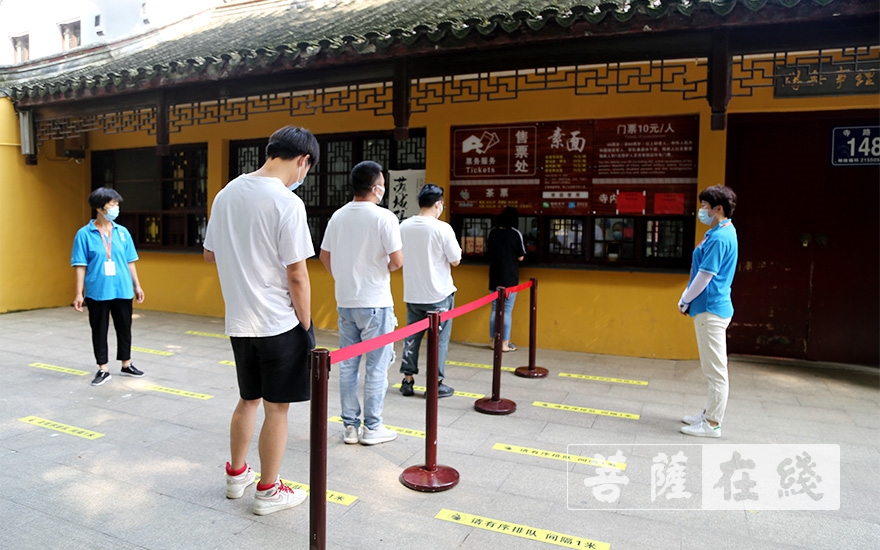 常熟兴福禅寺恢复开放首日举行升国旗仪式