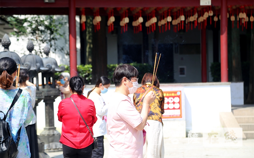 常熟兴福禅寺恢复开放首日举行升国旗仪式