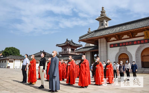 江苏常州-般若山常州宝林禅寺开放首日举行升国旗仪式