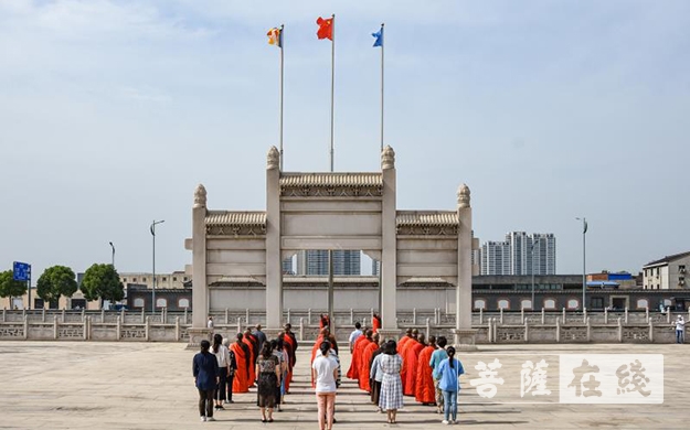 江苏常州-般若山常州宝林禅寺开放首日举行升国旗仪式