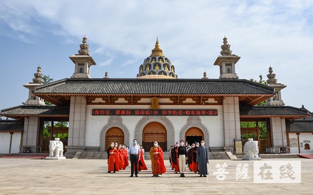 江苏常州-般若山常州宝林禅寺开放首日举行升国旗仪式