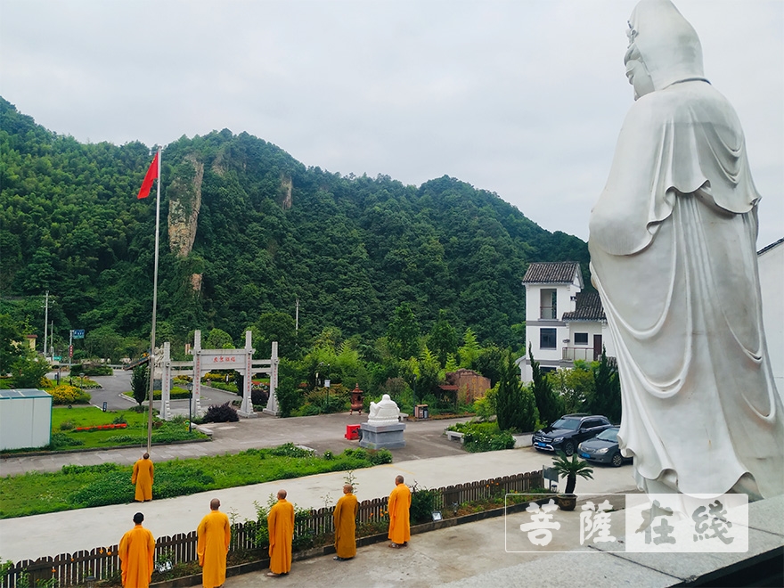 佛教-上虞区通泽寺恢复开放首日举行升国旗仪式
