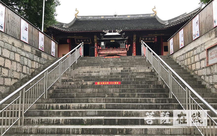 上虞区通泽寺恢复开放首日举行升国旗仪式