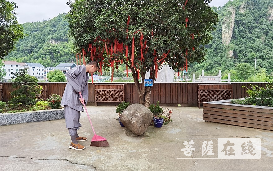 佛教-上虞区通泽寺恢复开放首日举行升国旗仪式