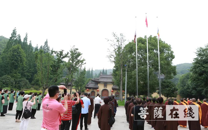 疫情-温州市护国寺有序开放首日举行升国旗仪式