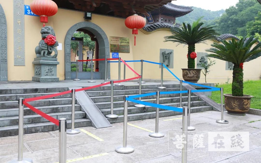 疫情-温州市护国寺有序开放首日举行升国旗仪式