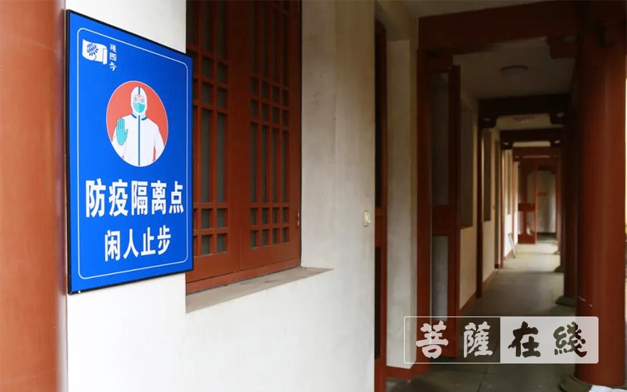 疫情-温州市护国寺有序开放首日举行升国旗仪式