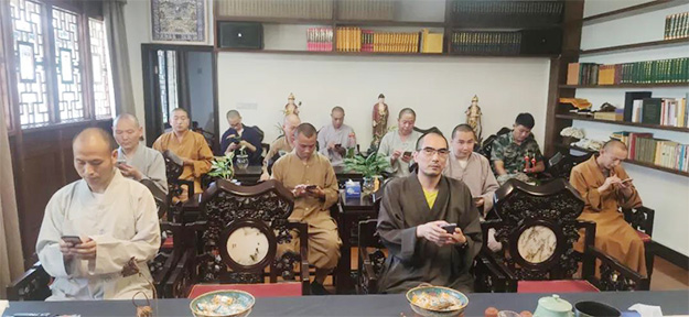 黄岩-台州黄岩广化寺僧众学习《浙江省宗教活动场所消防安全标准化管理规定》