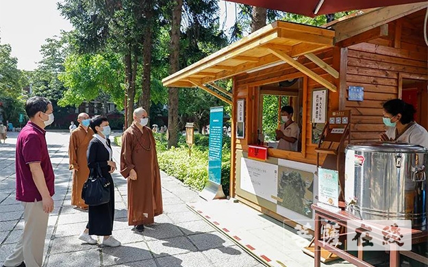 南普陀寺-厦门市民宗局局长苏清臻一行前往南普陀寺检查指导开放工作