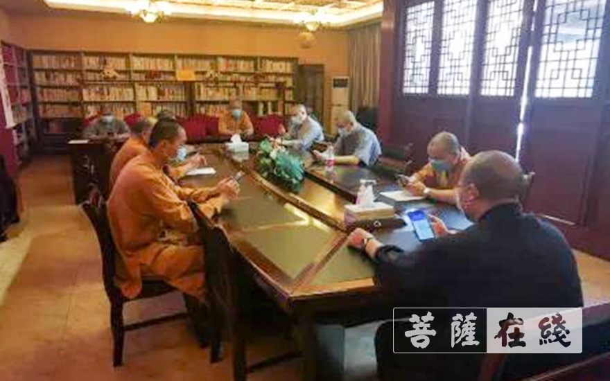 标准化管理-绍兴龙华寺僧众学习《浙江省宗教活动场所消防安全标准化管理规定》