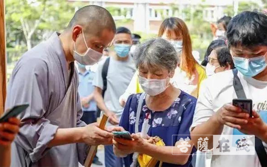 佛教-有序恢复开放首日，福建省部分佛教活动场所举行升国旗仪式