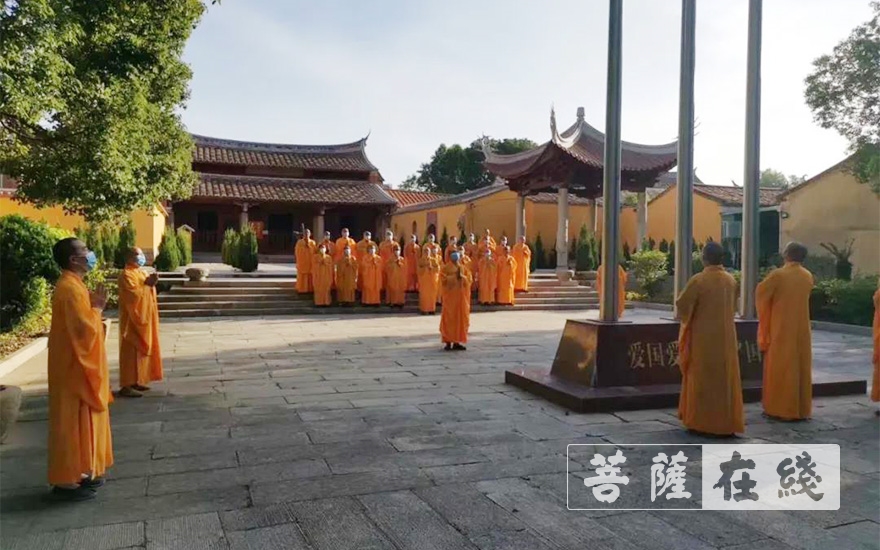佛教-有序恢复开放首日，福建省部分佛教活动场所举行升国旗仪式