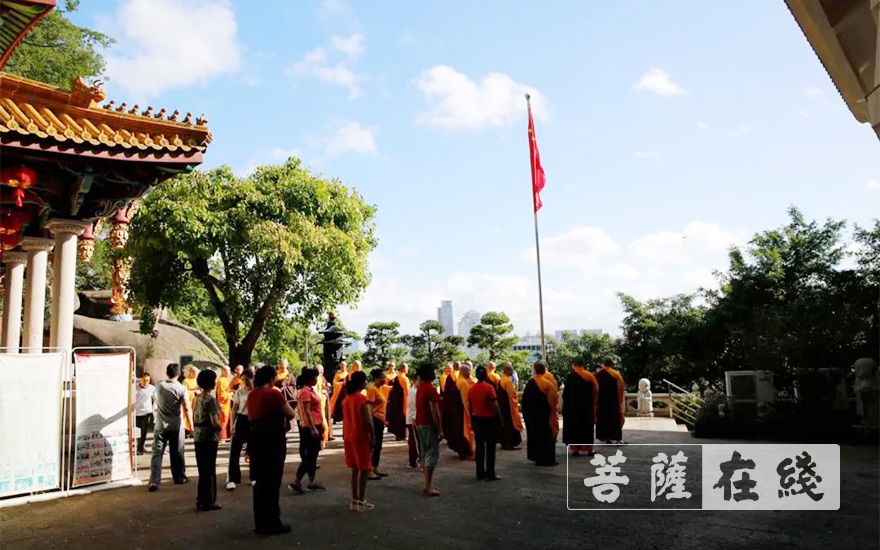 佛教-有序恢复开放首日，福建省部分佛教活动场所举行升国旗仪式