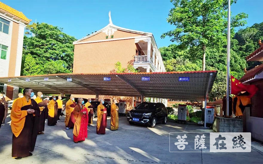 佛教-有序恢复开放首日，福建省部分佛教活动场所举行升国旗仪式