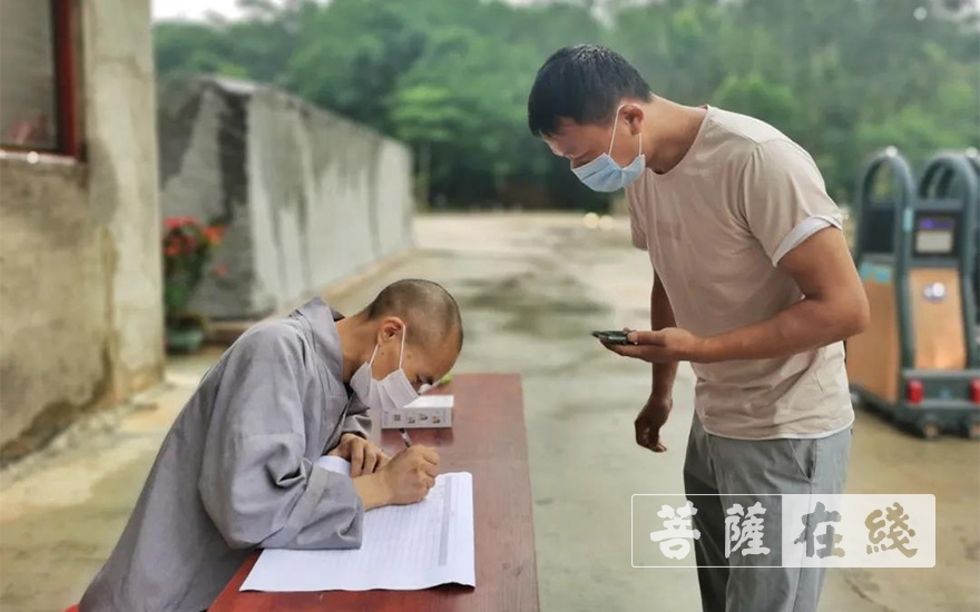 佛教-有序恢复开放首日，福建省部分佛教活动场所举行升国旗仪式