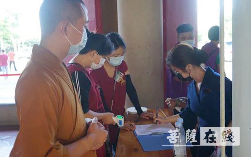 佛教-有序恢复开放首日，福建省部分佛教活动场所举行升国旗仪式