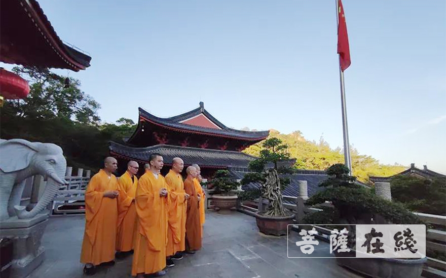 佛教-有序恢复开放首日，福建省部分佛教活动场所举行升国旗仪式