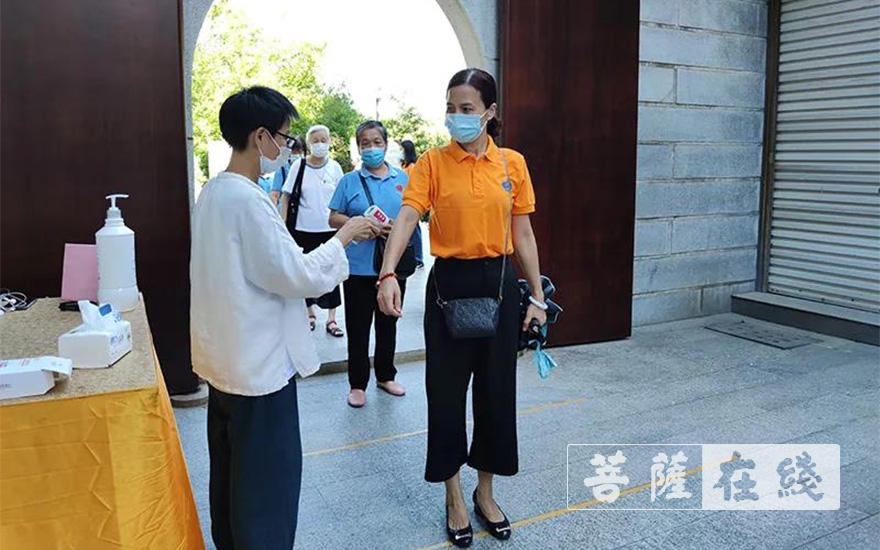 佛教-有序恢复开放首日，福建省部分佛教活动场所举行升国旗仪式
