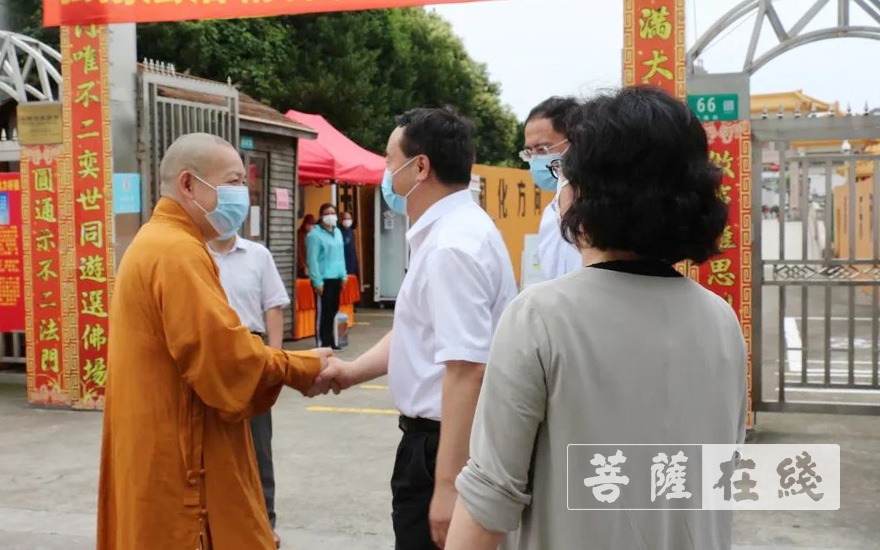 佛教-上海市委统战部副部长王霄汉调研七宝教寺