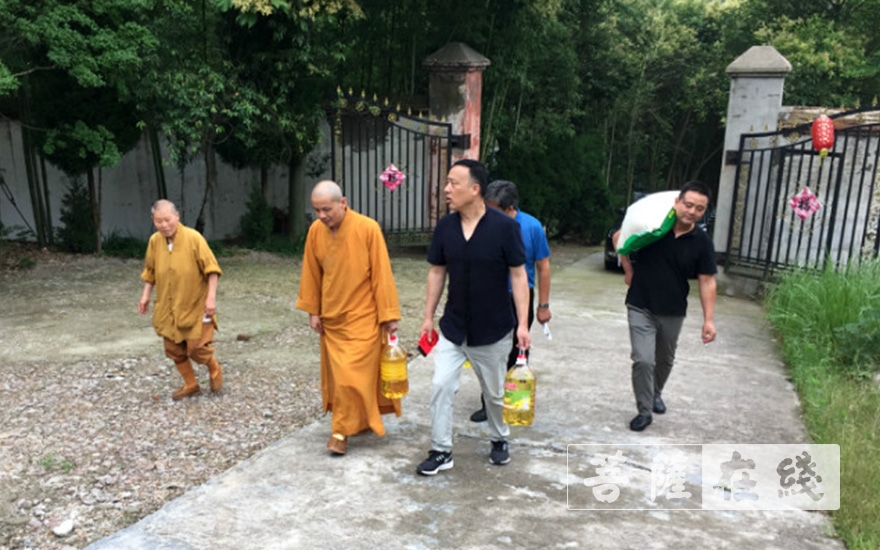 肥西-合肥市佛协与肥西县佛协走访慰问受疫情影响的困难寺院