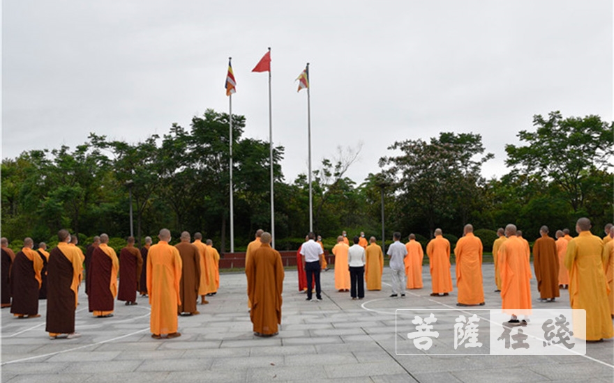 九华山-九华山佛学院举行升国旗仪式暨春季毕业班开学典礼